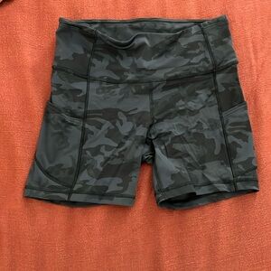 Lululemon camo bike short